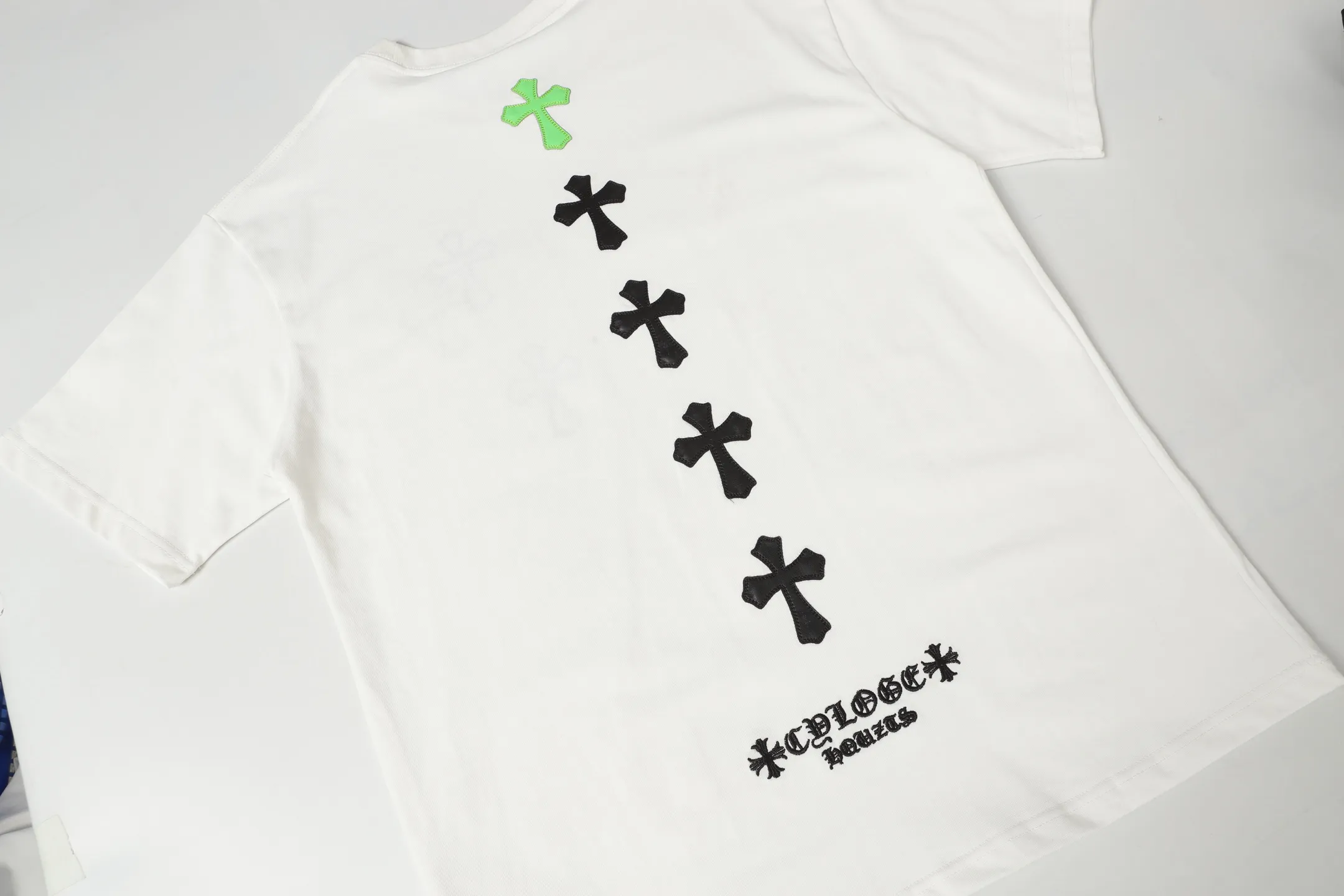 P170 Chrome Hearts CH Chrome Hearts leather cross short-sleeved T-shirt Uses direct injection imported machine printing Hardware and accessories are all milled and customized Correctly configured Black 2025 Chrome Hearts authentic packaging 280 grams of custom-dyed double-yarn cotton Large version Loose and stylish Different from lower versions The slim and long version The upper body pulls the hips 100% commitment: top quality Do not make fast food The highest version on the market Top quality - different from the ordinary versions in the market If you care about quality You must also respect the price. Absolutely zero after-sales service. The return rate so far is 0. It’s hard not to love the style. - 280g double yarn cotton custom-dyed fabric. - Correct high-density main mark. Washed tag. Hand-sewn.